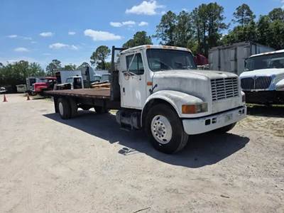 International 4700 Salvage Truck