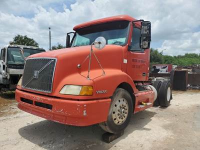 Volvo VN Salvage Truck