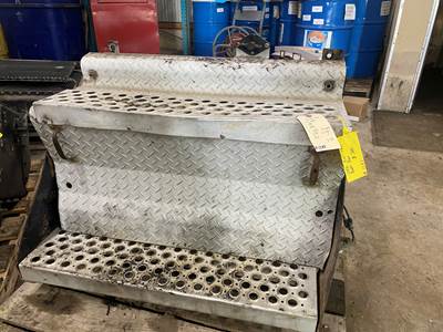 #1285 2006 Kenworth T800 Battery Box Cover