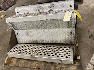 #1286 2006 Kenworth T800 Battery Box Cover