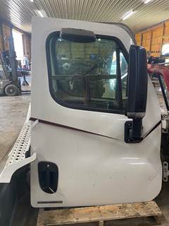#724 2011 Freightliner Cascadia Cab Door