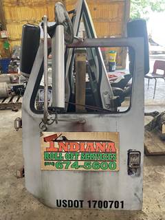 #722 1995 International 2674 Cab Door (driver)