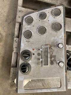 #1333 1994 Ford L9000 AEROMAX Dash Panel