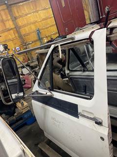 #1201 1998 Ford F-800 Door drivers
