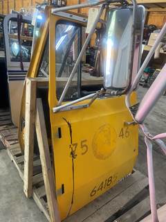 #652 1988 Ford L8000 Door
