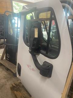 #757 2014 Freightliner Cascadia Evolution Door (passenger/white)