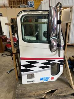 #520 2006 Freightliner Columbia 120 Door