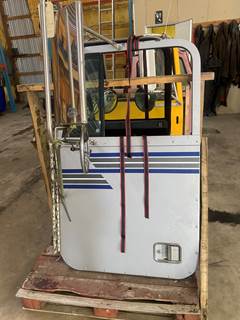 #650 1992 Freightliner FLC Door