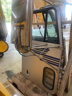 #649 1992 Freightliner FLC Door