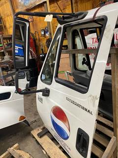 #1028 2006 International 4400 Door drivers