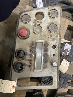 #1601 1991 Ford L9000 Gauge Cluster