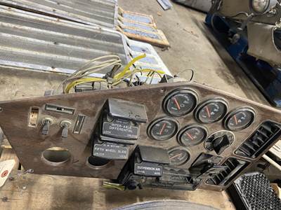 #1591 1996 Freightliner FID Gauge & Switch Cluster