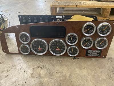 #882 2007 Peterbilt 579 Gauge