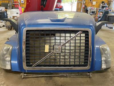 #869 2011 Volvo VNL Hood