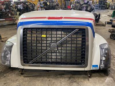 #891 2007 Volvo VNL Hood