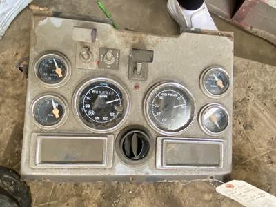 #1325 1994 Ford L9000 AEROMAX Gauge Cluster