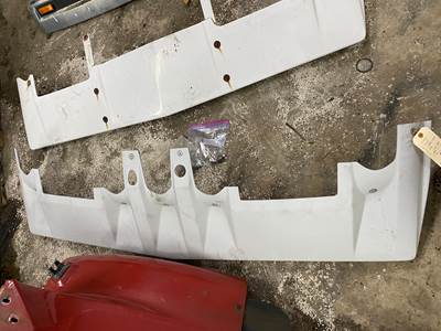 #938 1990 Unmarked Lund L8000/L9000 Visor