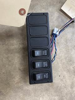 #122 2002 International 7400 Switch