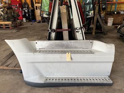 #725 2011 Freightliner Cascadia Truck Skirt