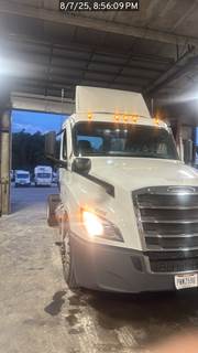 2021 Freightliner Cascadia 126 Day Cab Truck