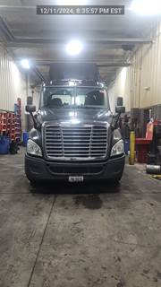 2020 Freightliner Cascadia Day Cab Truck w/Lifting 5th Wheel