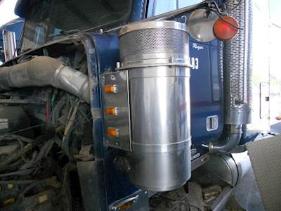 Freightliner FLD132 Air Cleaner / Air Filter Housing for a Freightliner FLD132064T CLASSIC