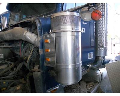 Freightliner FLD132 Air Cleaner / Air Filter Housing for a Freightliner FLD132064T CLASSIC