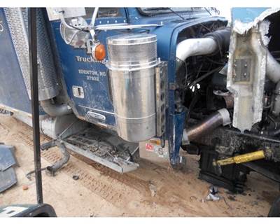 Freightliner FLD132 Air Cleaner / Air Filter Housing for a Freightliner FLD132064T CLASSIC
