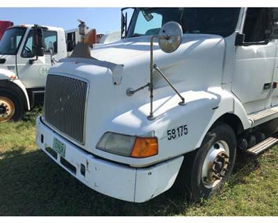 Used 2001 Volvo VNL Damaged Hood