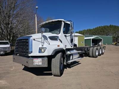 Freightliner 114SD Cab & Chassis Truck