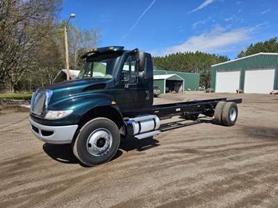 International DuraStar 4300 Cab & Chassis Truck
