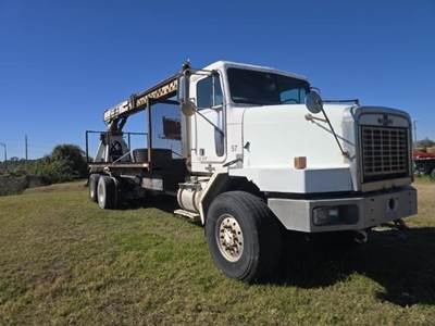 Oshkosh FF2346 Crane Truck - 2002 USTC 110-26 Crane