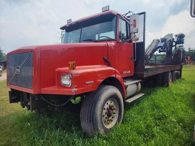 Volvo WG64 Crane Truck - 1999 Effer 335/6S Knuckle Boom Crane