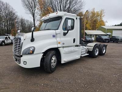 Freightliner Cascadia 125 Day Cab Truck - Automatic