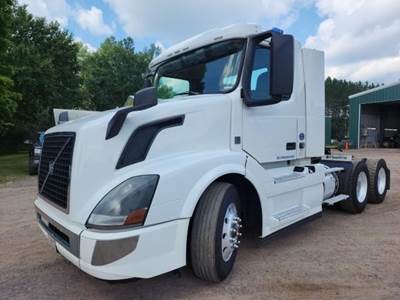 Volvo VNL64T300 Day Cab Truck - D11 405HP, Automatic