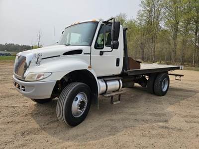 International DuraStar 4300 Flatbed Truck