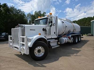 Kenworth W900 Gasoline / Fuel Truck