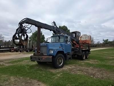 Mack DM685S Logging Truck