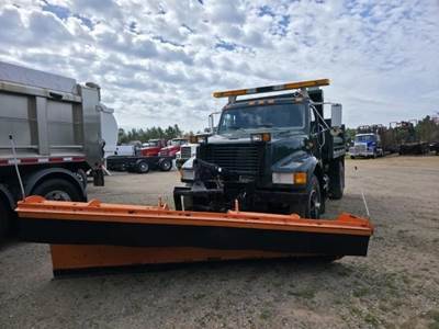 International 4900 Plow / Spreader Truck