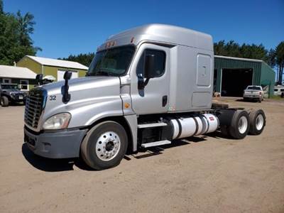 Freightliner Columbia 112 Sleeper Semi Truck