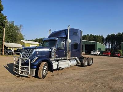 International LoneStar Sleeper Semi Truck