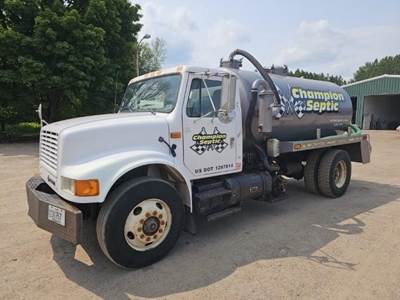 International 4900 Vacuum Truck