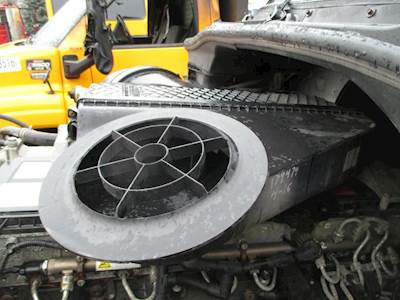 Freightliner Cascadia Air Cleaner / Air Filter Housing for a Freightliner CASCADIA 125