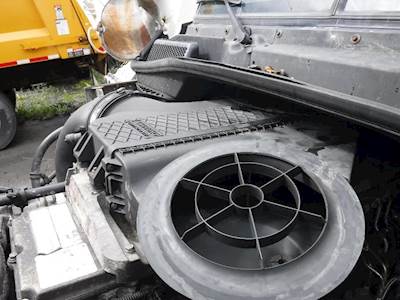 Freightliner Cascadia Air Cleaner / Air Filter Housing