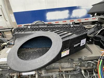 Freightliner Cascadia Air Cleaner / Air Filter Housing for a Freightliner CASCADIA 113