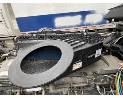 Freightliner Cascadia Air Cleaner / Air Filter Housing for a Freightliner CASCADIA 113