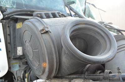 Freightliner Century Class Air Cleaner / Air Filter Housing for a Freightliner CENTURY CLASS 120
