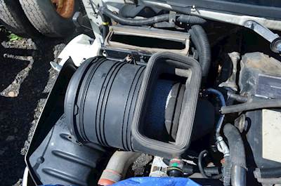 International DuraStar Air Cleaner / Air Filter Housing for a International 4300