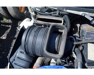 International DuraStar Air Cleaner / Air Filter Housing for a International 4300