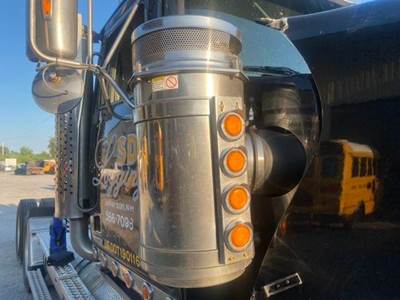 Western Star 4900FA Right Air Cleaner / Air Filter Housing for a Western Star Trucks 4900 FA